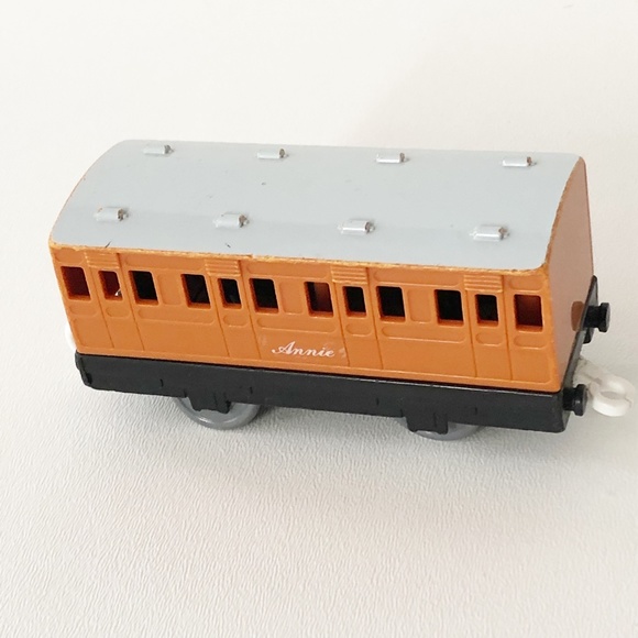 Thomas & Friends "Annie" Passenger Coach Car TOMY 2002 - Picture 2 of 6
